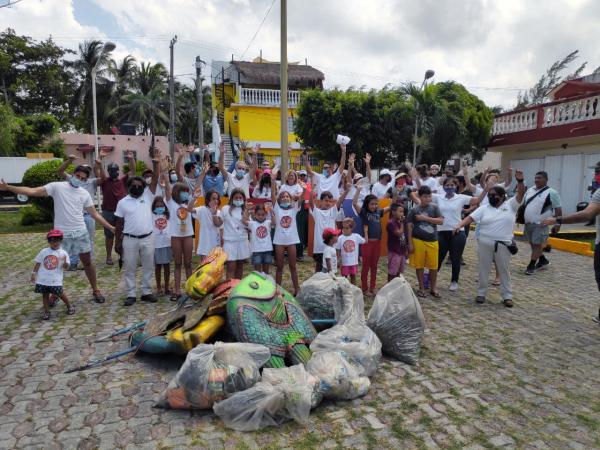 La Fundación Ecológica Eco-Bahía realizó la tercera jornada de limpieza, reforestación, pintura y mantenimiento del mobiliario del parque principal de la localidad de Chemuyil en el Municipio de Tulum. Noticias en tiempo real